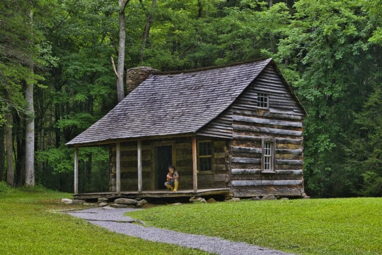 Things to do in Gatlinburg TN – Smoky Mountains old cabin view